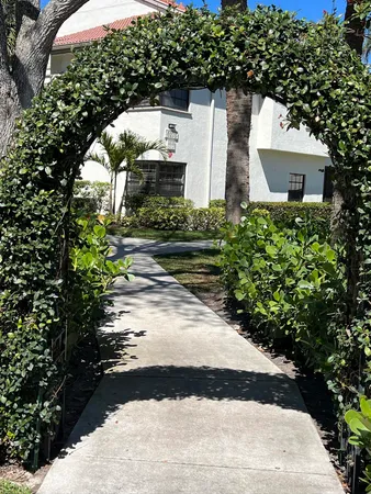 $2,500 | 5275 Europa Drive, Unit I, Boynton Beach, FL 33437
