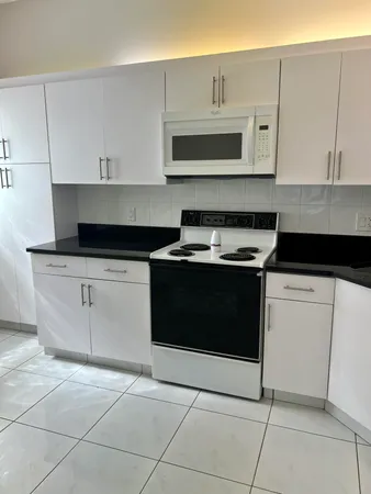 $2,500 | 5275 Europa Drive, Unit I, Boynton Beach, FL 33437