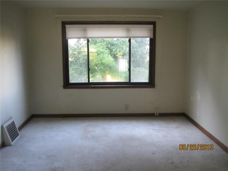 123 Leon Road Green Tree, PA 15220 - Photo 2 of 6 Living Room.