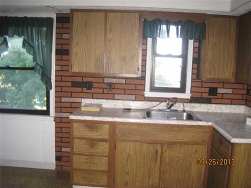 123 Leon Road Green Tree, PA 15220 - Photo 4 of 6 Kitchen.