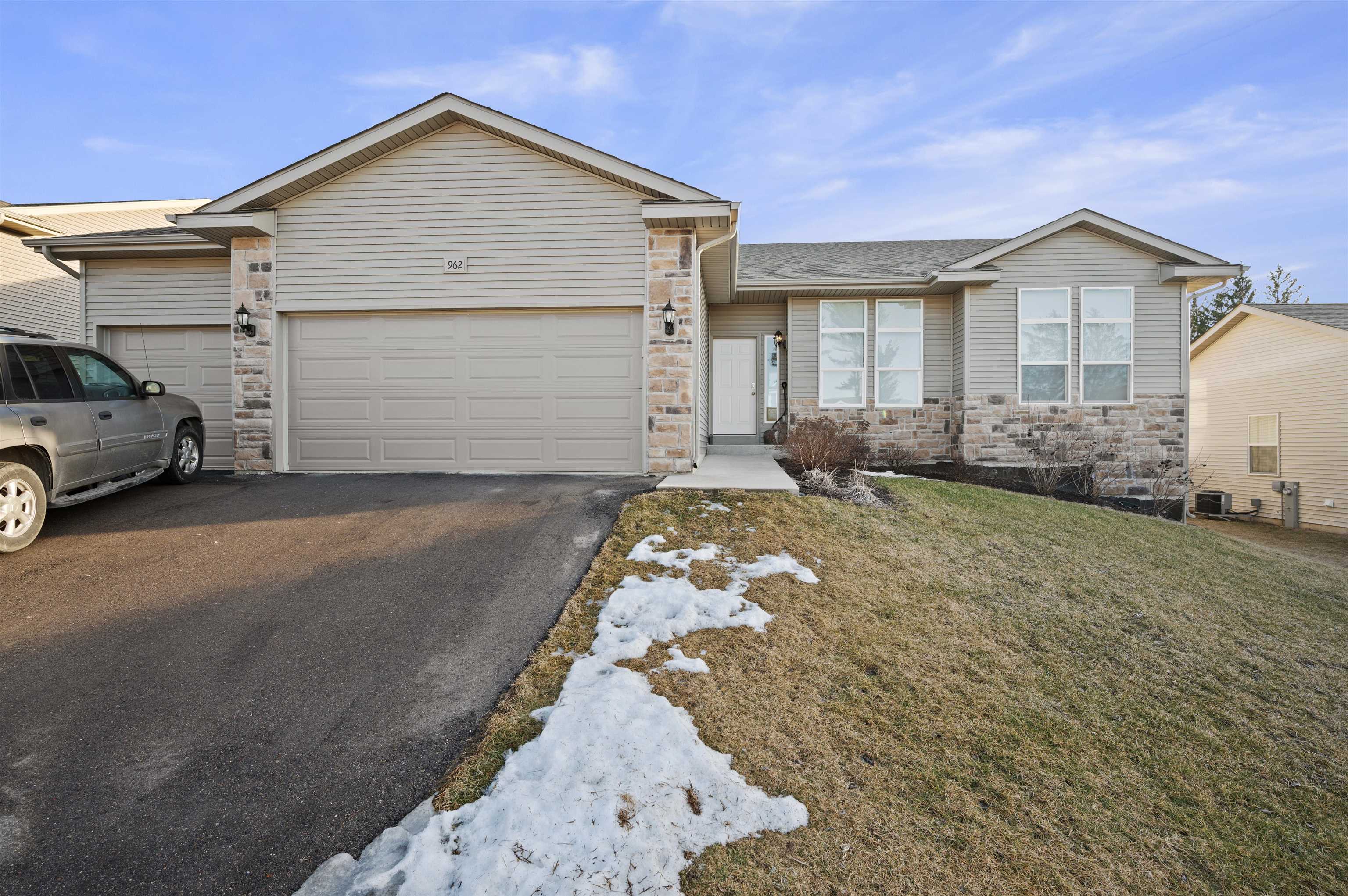 962 Margarets Way Belleville, WI 53508 - Photo 2 of 23