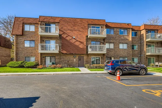$182,000 | 707 West Central Road, Unit A6, Mount Prospect, IL 60056