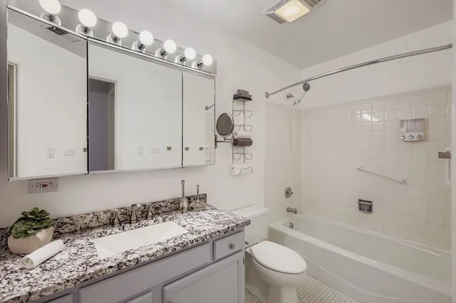 $182,000 | 707 West Central Road, Unit A6, Mount Prospect, IL 60056