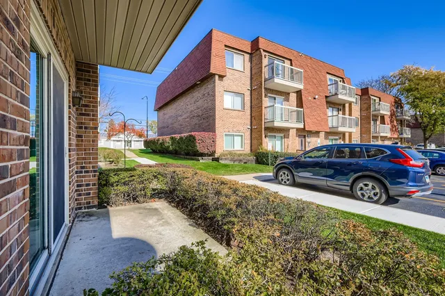 $182,000 | 707 West Central Road, Unit A6, Mount Prospect, IL 60056