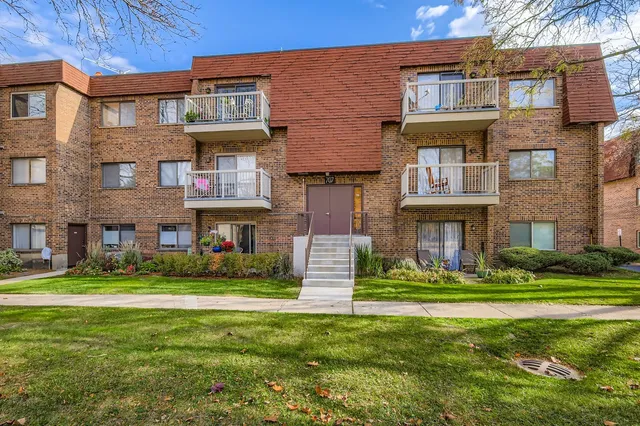 $182,000 | 707 West Central Road, Unit A6, Mount Prospect, IL 60056