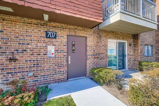 $182,000 | 707 West Central Road, Unit A6, Mount Prospect, IL 60056
