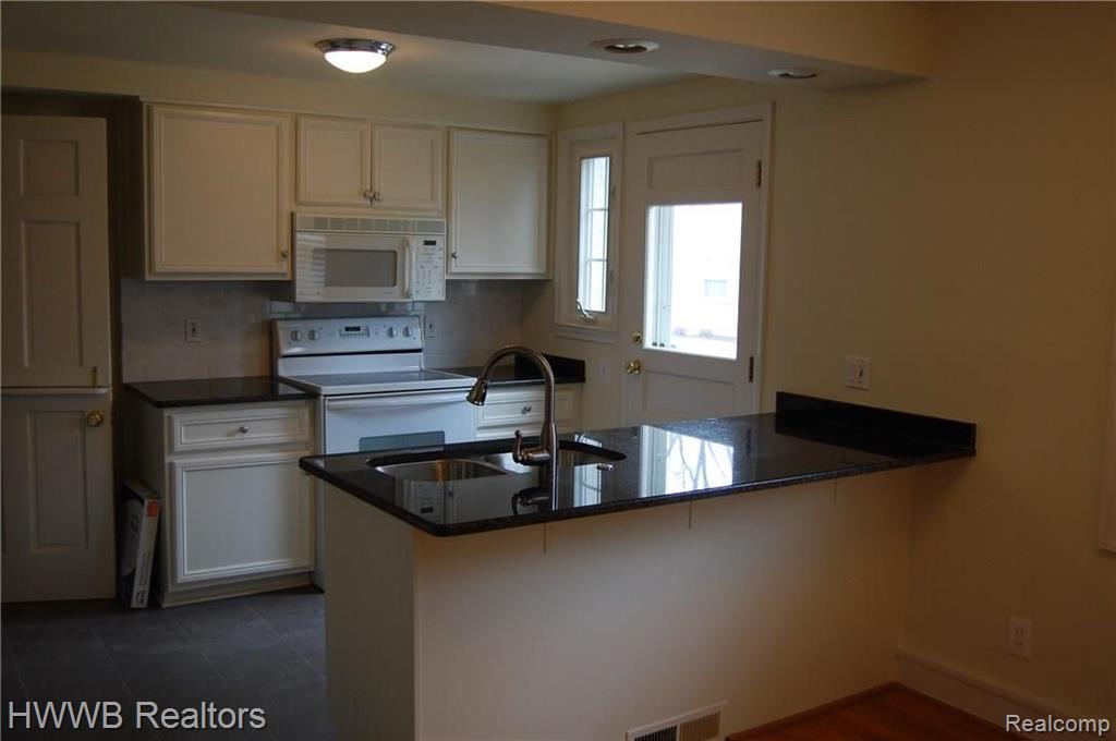 1734 Graefield Road Birmingham, MI 48009 - Photo 6 of 10