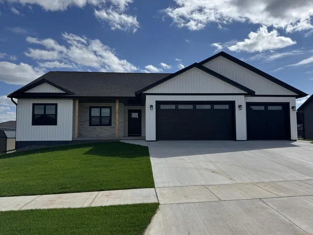 $579,900 | 3115 Cortland Street, Onalaska, WI 54650