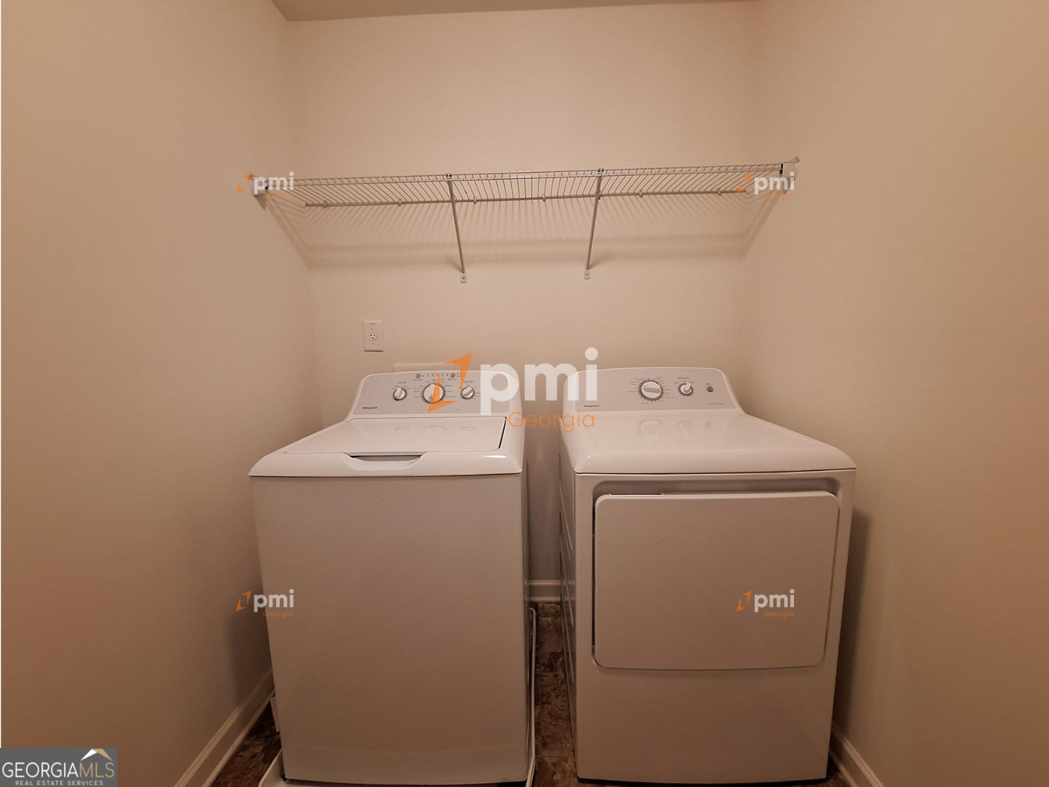 7598 Bucknell Terrace Fairburn, GA 30213 - Photo 5 of 19 a utility room with dryer and washer
