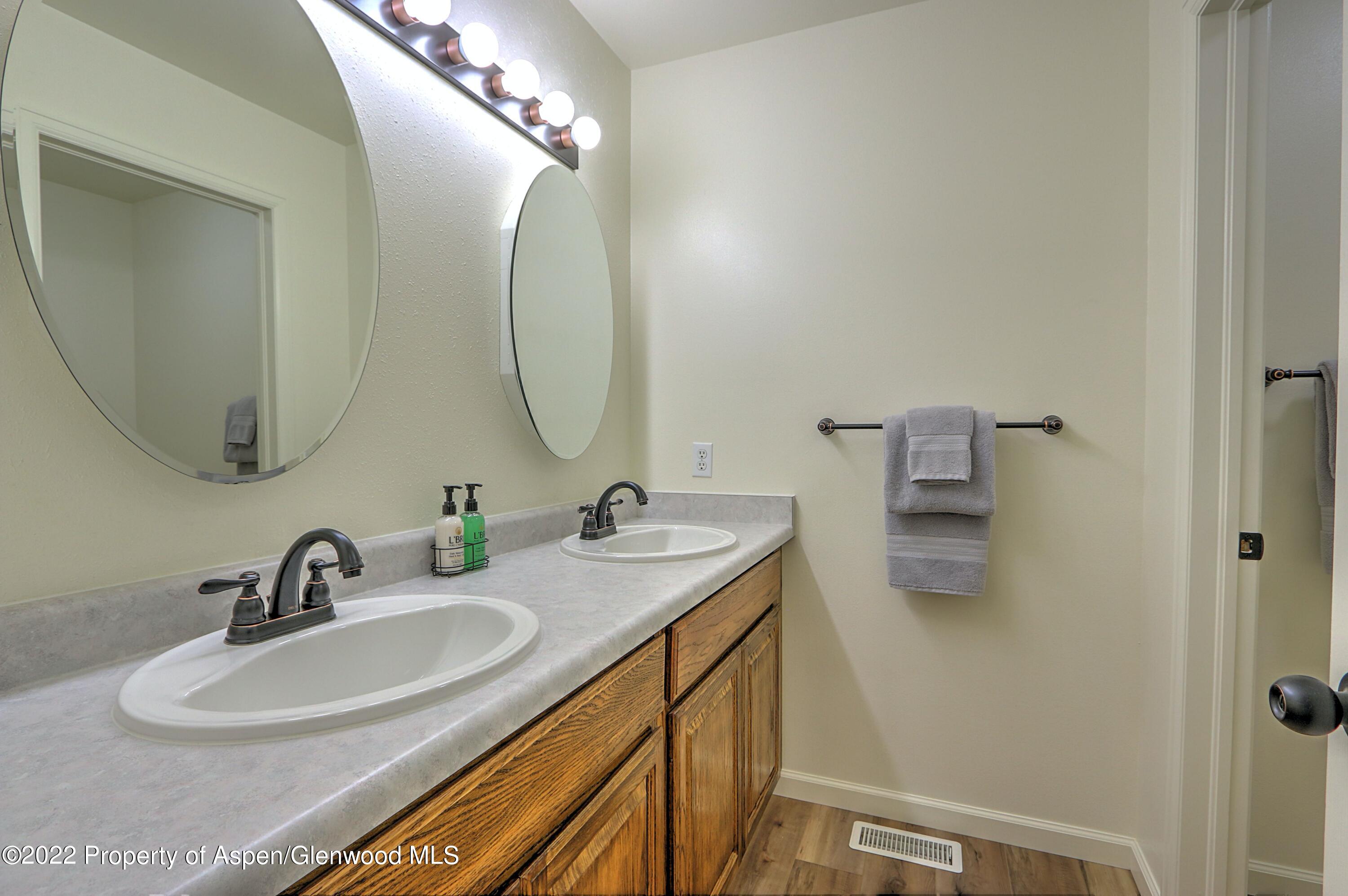 993 Hickory Drive Rifle, CO 81650 - Photo 10 of 25 Full Bath