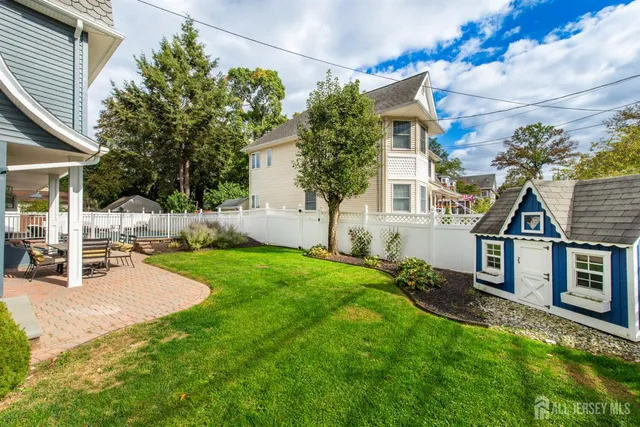 front view of house with a yard