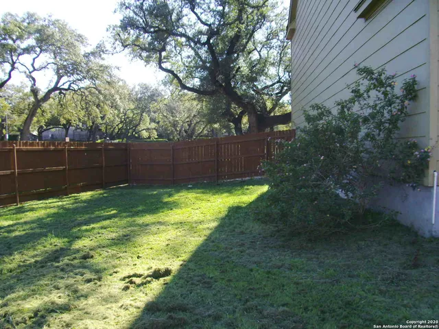 a view of a backyard