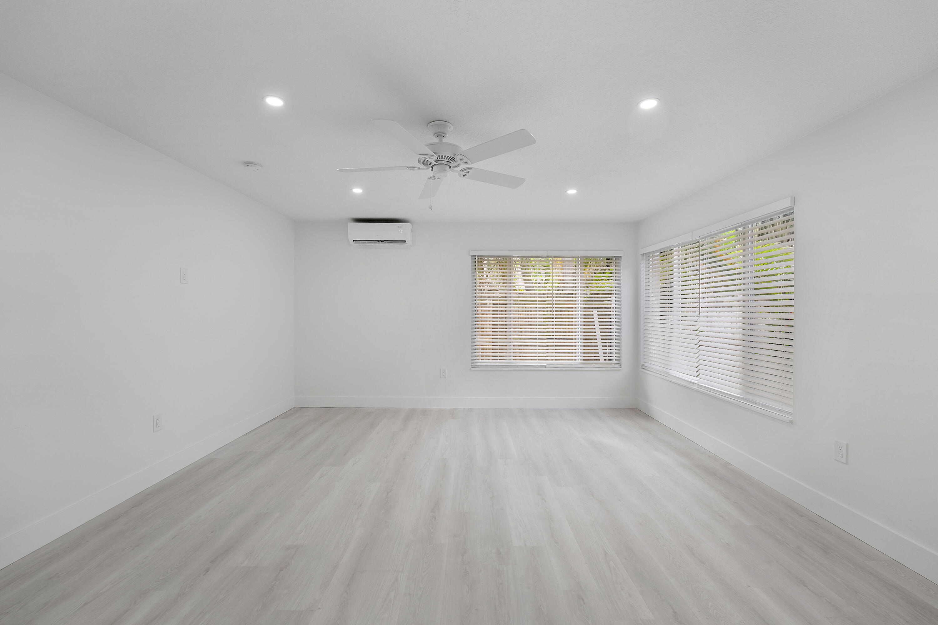 1279 Beach Road, Unit 3 West Palm Beach, FL 33404 - Photo 5 of 27 06-DSC09074