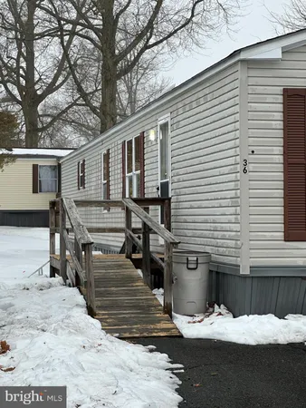 a view of a house with two yard