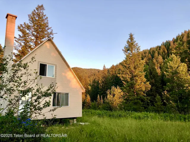 $975,000 | 466 Willow Crk Cyn Road, Bedford, WY 83112