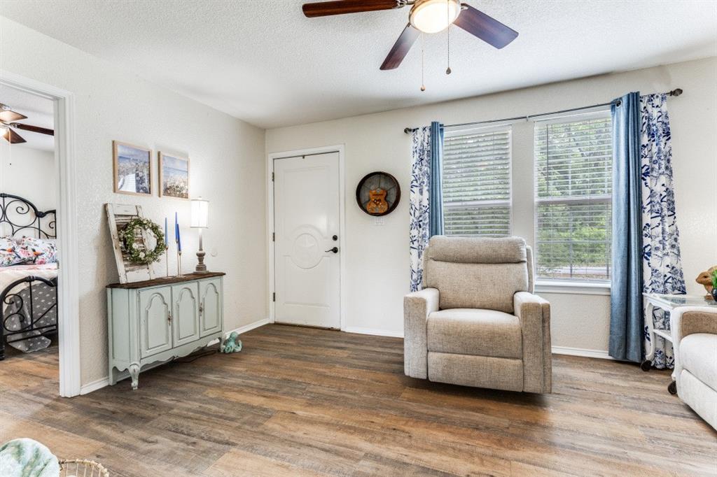 12490 Deeds Court Azle, TX 76020 - Photo 6 of 30 Entry room view