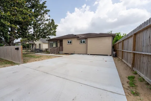 $2,000 | 220 Armstrong Street, Houston, TX 77029