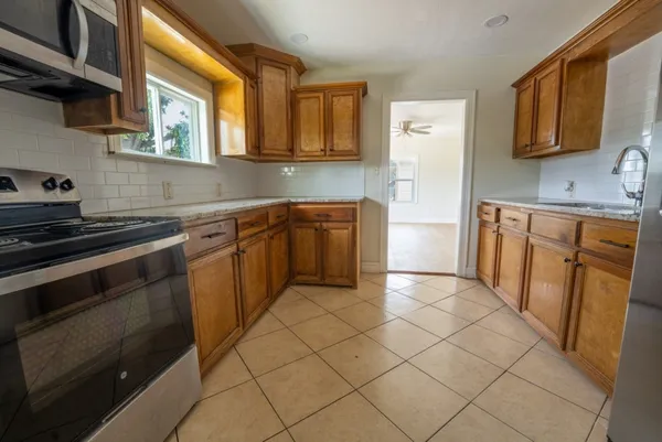 $2,000 | 220 Armstrong Street, Houston, TX 77029