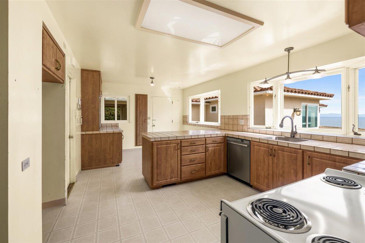 4121 Creciente Drive Santa Barbara, CA 93110 - Photo 15 of 38 13. Kitchen