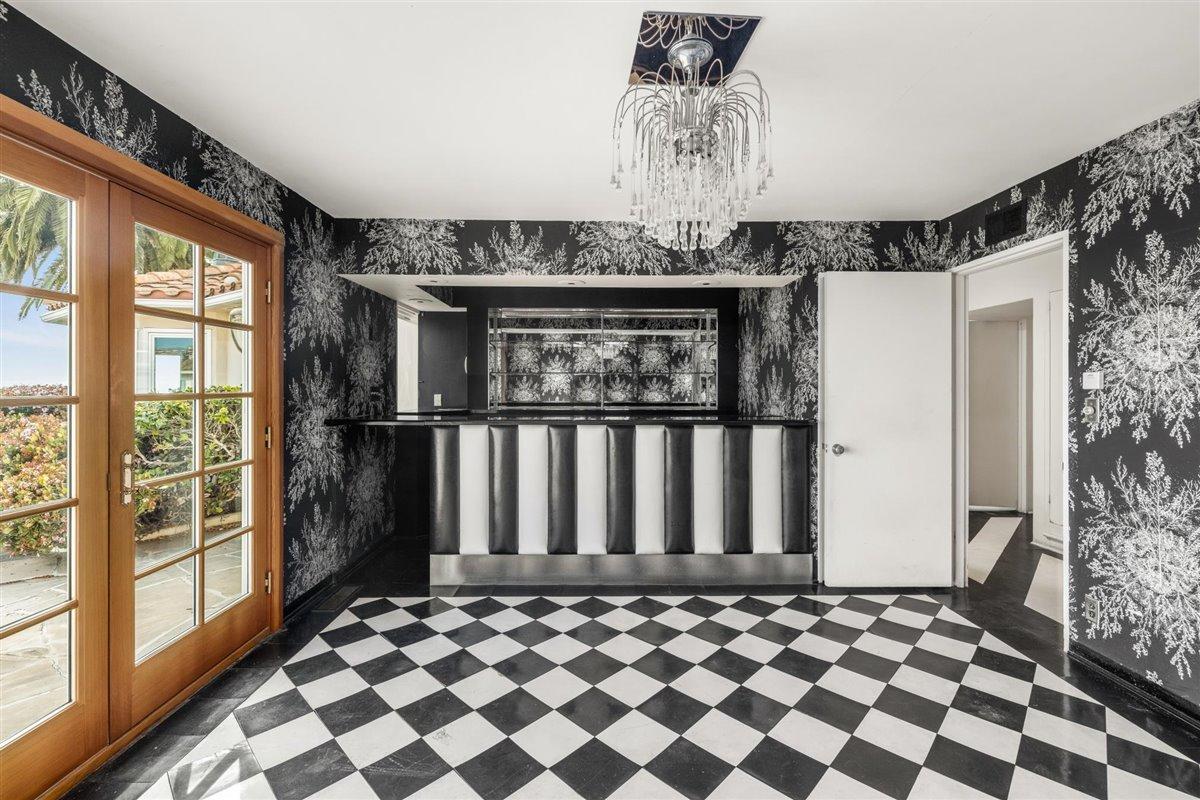 4121 Creciente Drive Santa Barbara, CA 93110 - Photo 20 of 38 18. Wet Bar