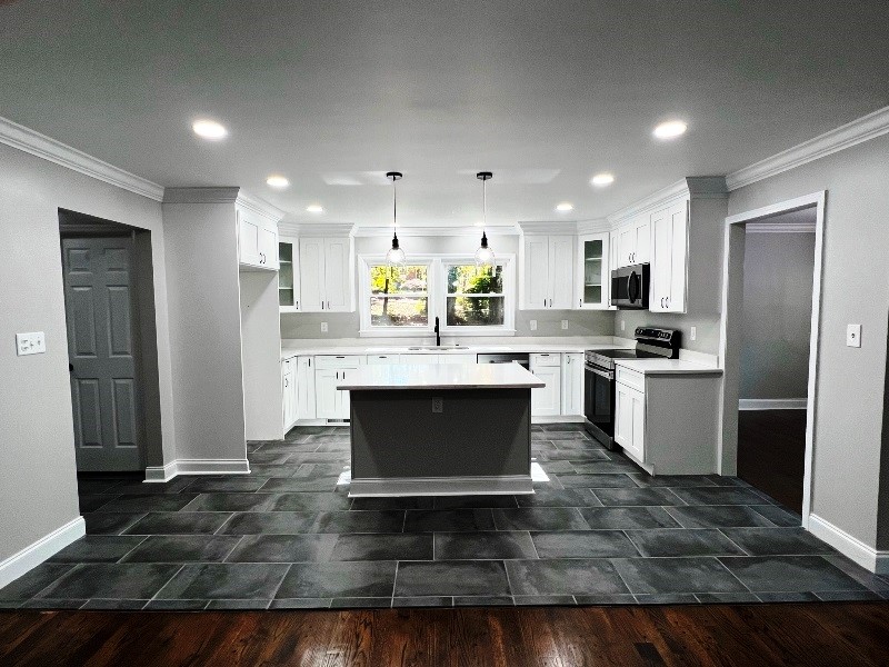 200 Kings Road Anderson, SC 29621 - Photo 18 of 37 New cabinets, floor, fixtures & SS appliances