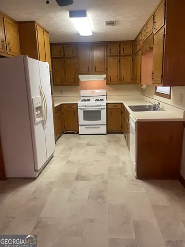 $1,900 | 3449 Creekwood Drive Southeast, Conyers, GA 30094