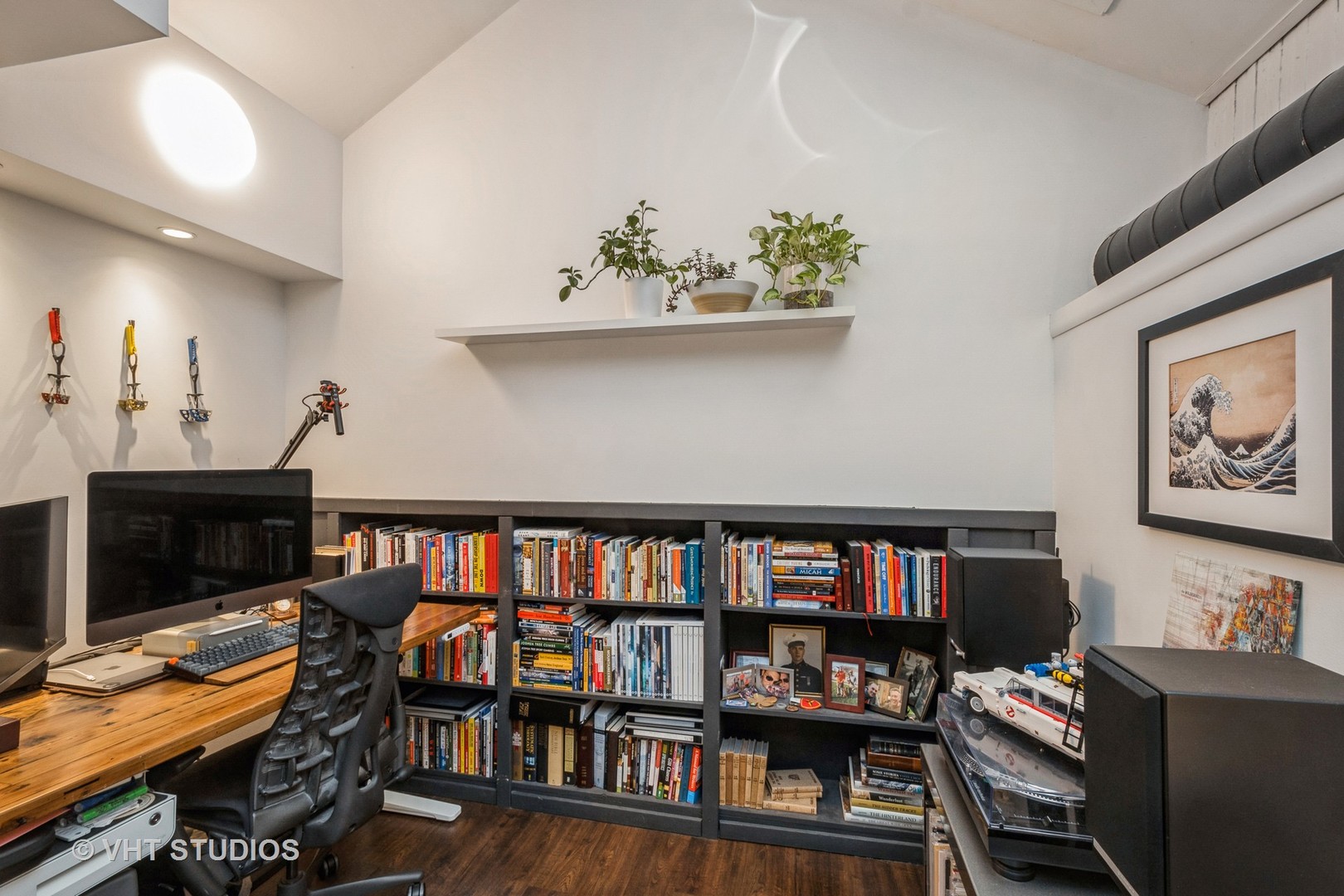 1601 South Indiana Avenue, Unit 407 Chicago, IL 60616 - Photo 9 of 16 a workspace with furniture and book shelf