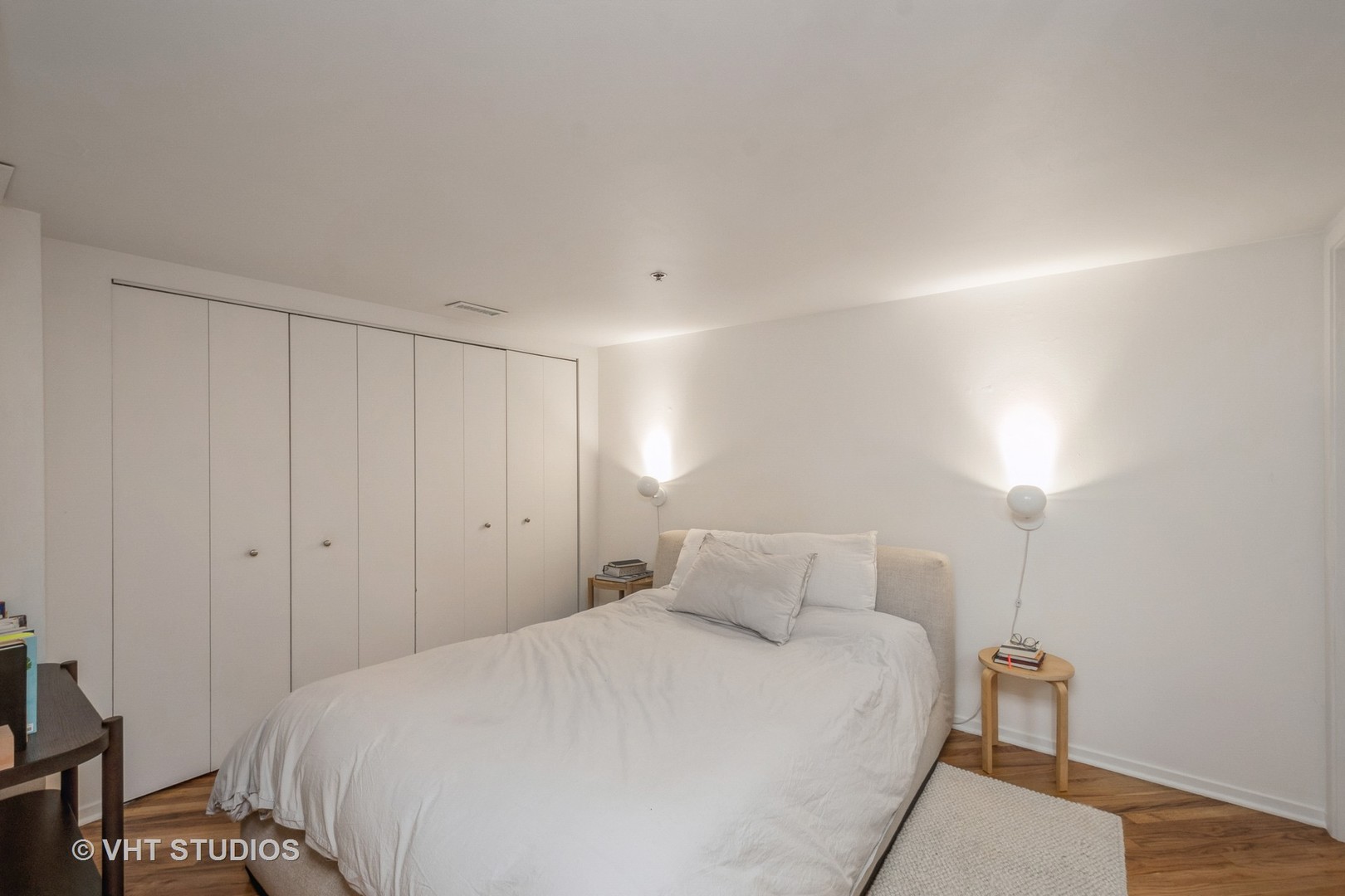 1601 South Indiana Avenue, Unit 407 Chicago, IL 60616 - Photo 10 of 16 a bedroom with a bed and a lamp