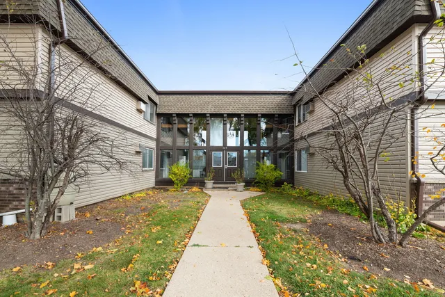 $169,900 | 125 East Mill Street, Unit 103, Wauconda, IL 60084