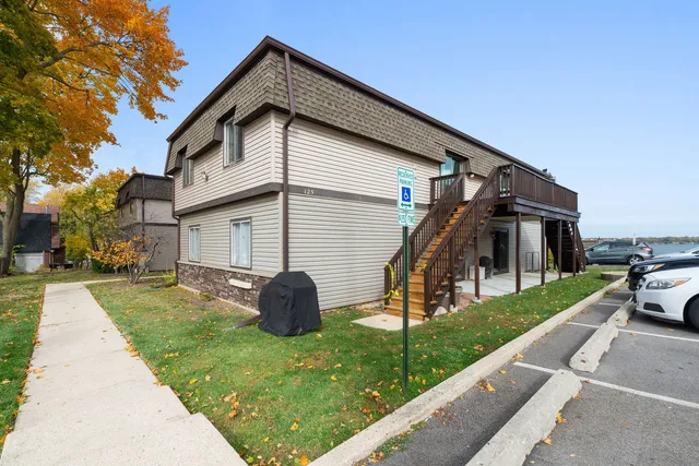 $169,900 | 125 East Mill Street, Unit 103, Wauconda, IL 60084