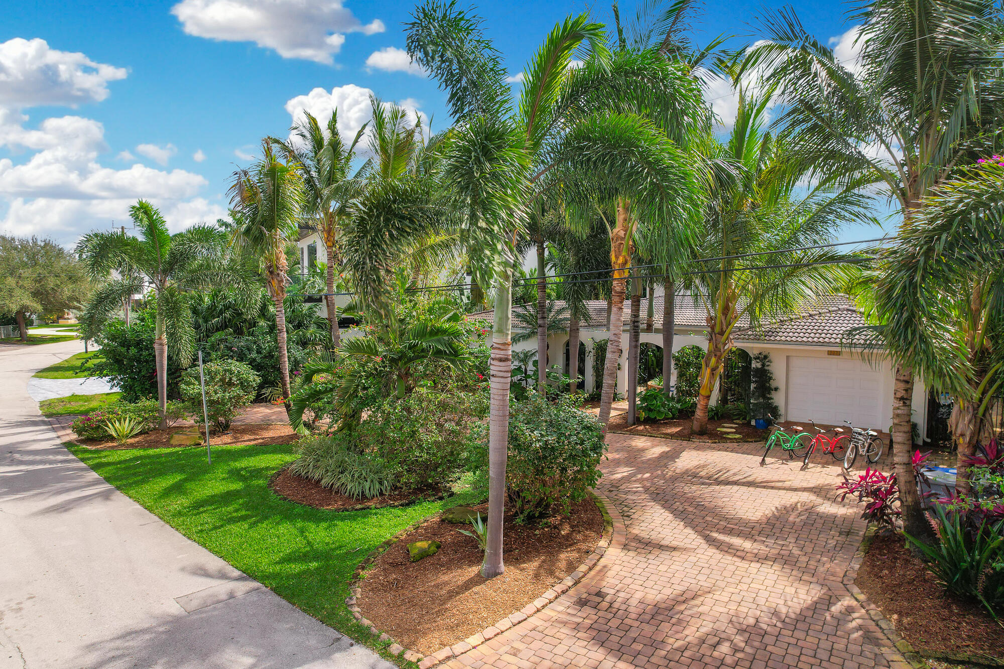 2560 Southeast 7th Drive Pompano Beach, FL 33062 - Photo 61 of 74 a view of backyard with outdoor seating and green space