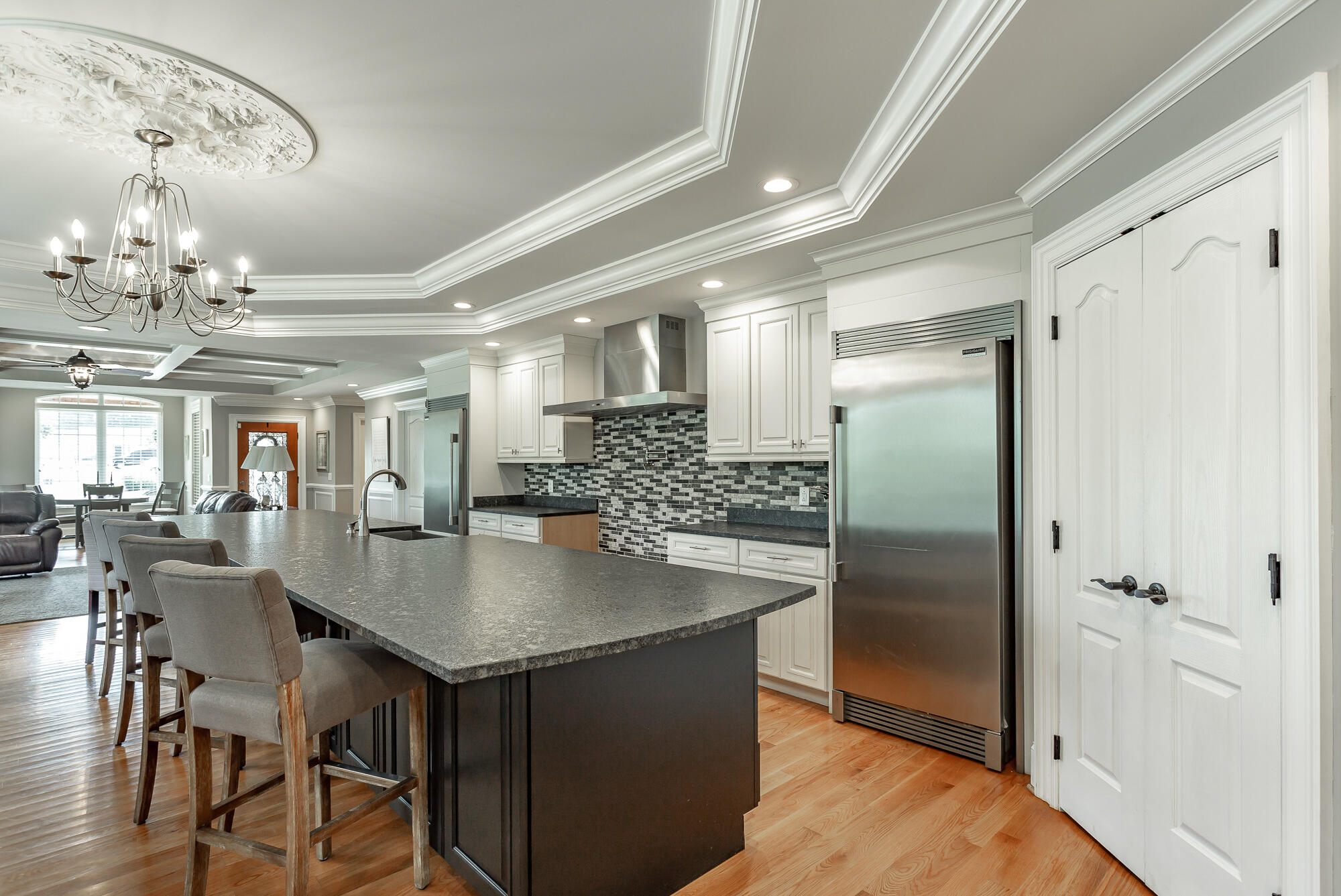 1825 Jenkins Road Chattanooga, TN 37421 - Photo 10 of 33 kitchen with bar