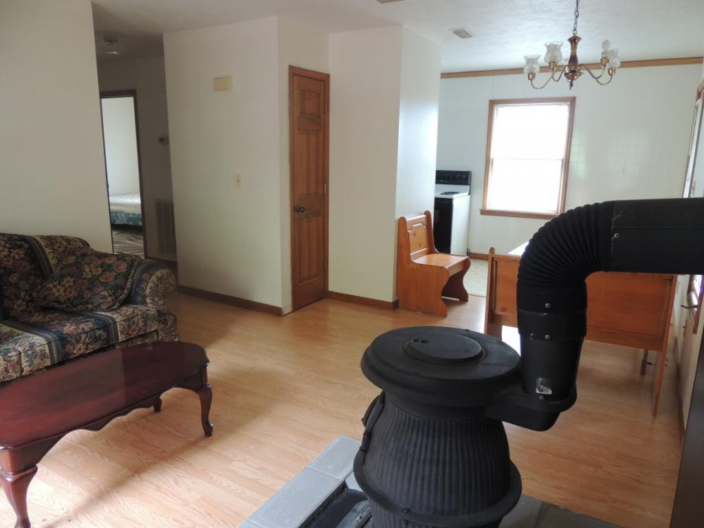 377 Clawson Road Jonesville, VA 24263 - Photo 22 of 26 ApartmentLiving room