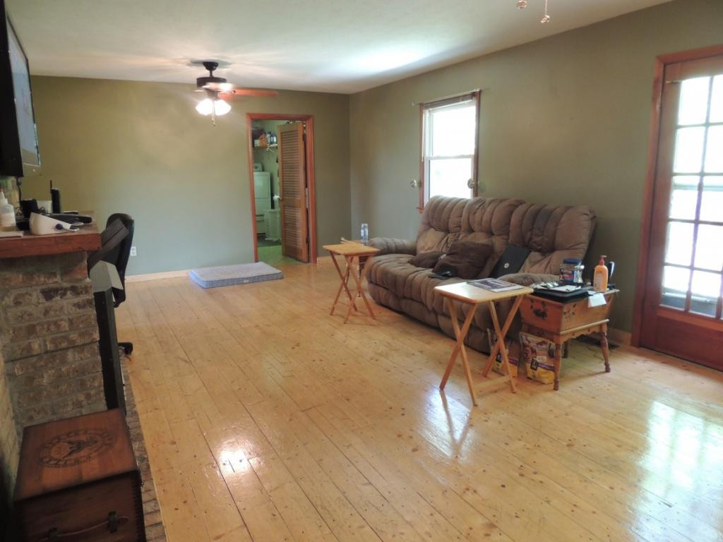 377 Clawson Road Jonesville, VA 24263 - Photo 8 of 26 Giant living room w fireplace