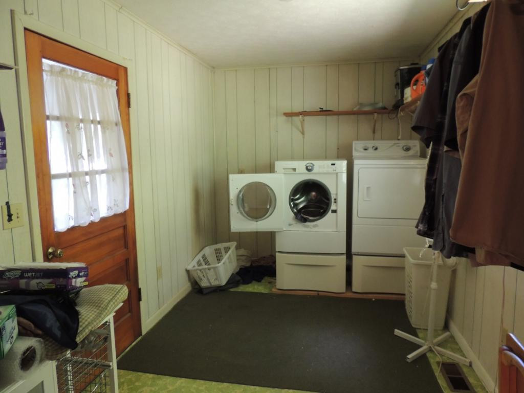 377 Clawson Road Jonesville, VA 24263 - Photo 9 of 26 Spacious laundrymud room