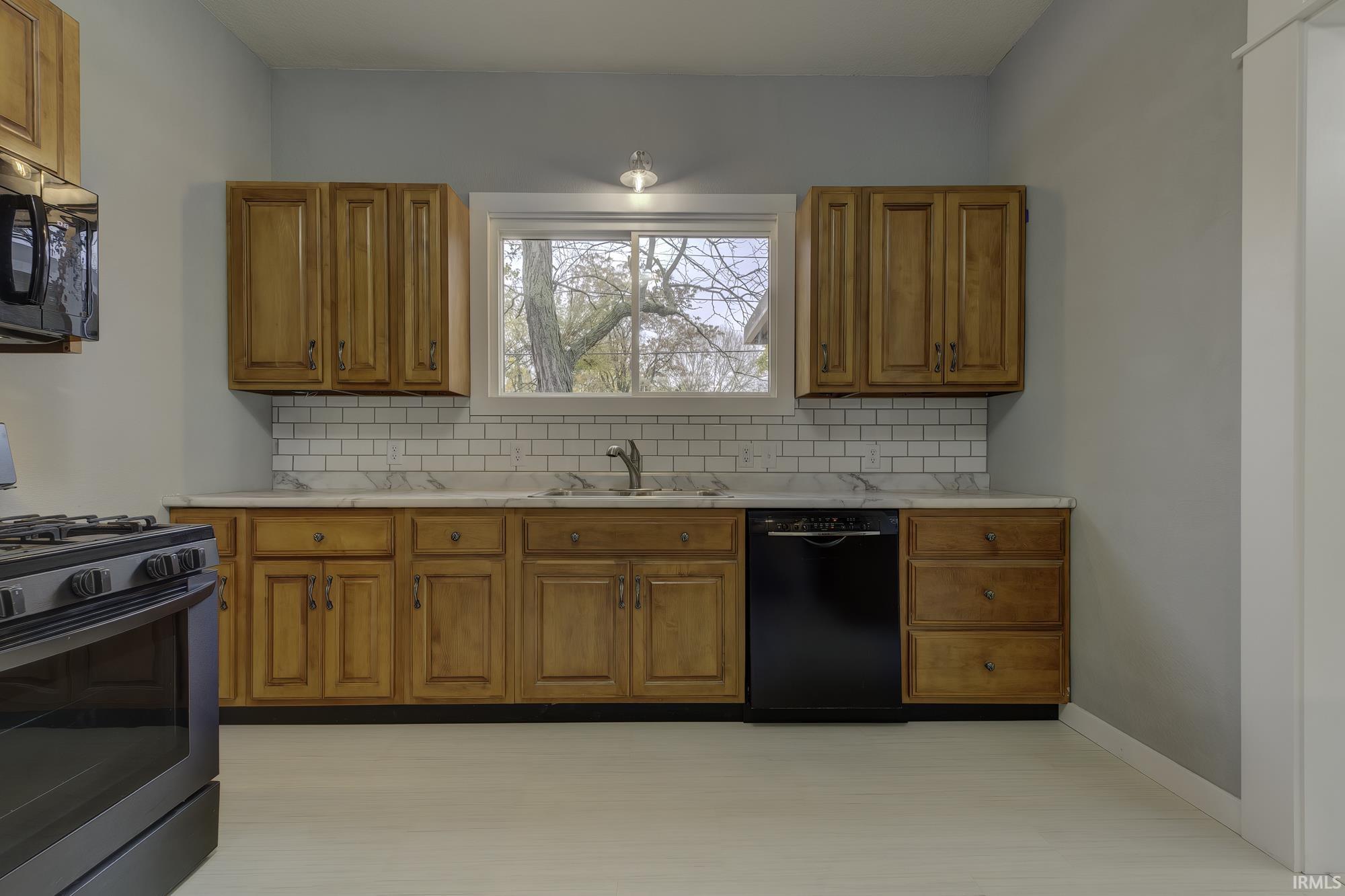 27 North Comstock Street Wabash, IN 46992 - Photo 12 of 36