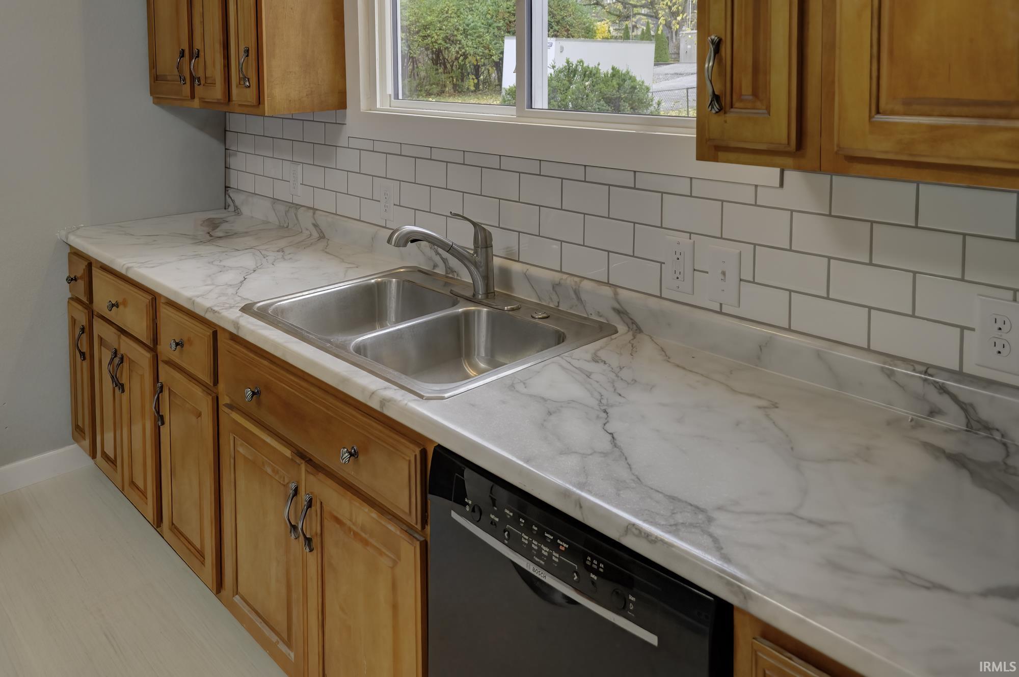 27 North Comstock Street Wabash, IN 46992 - Photo 15 of 36