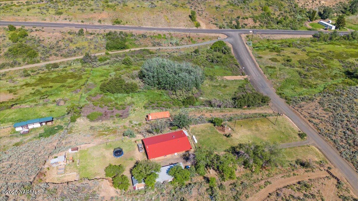 101 West Slavin Road Yakima, WA 98903 - Photo 9 of 37 a view of a yard with plants