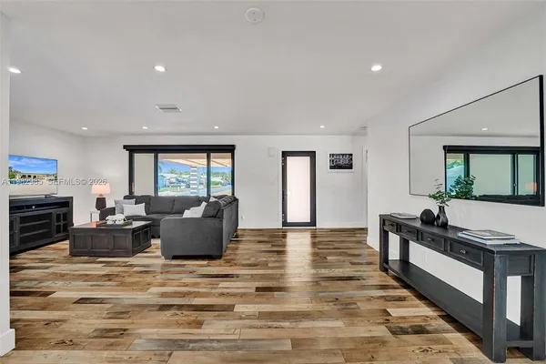 $8,000 | 915 Northwest 7th Street, Dania Beach, FL 33004