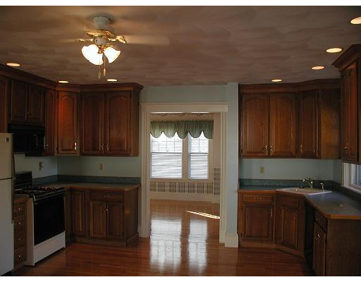 19 Evans Road Peabody, MA 01960 - Photo 3 of 10 Gallery Image 3