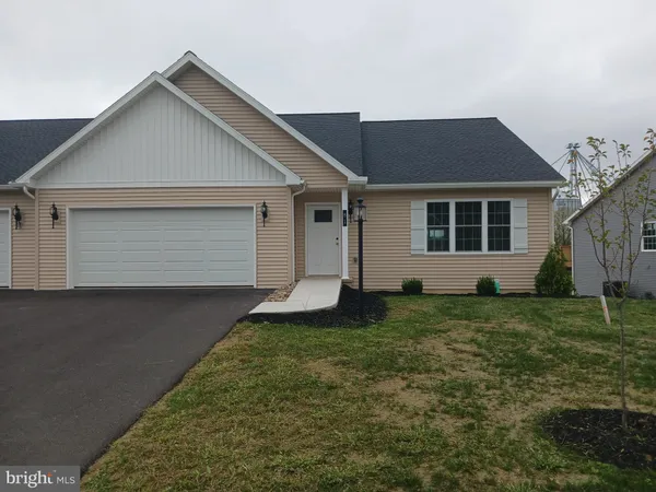 a view of an house with backyard space and garden