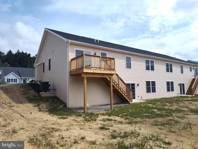 a view of a house with backyard and roof