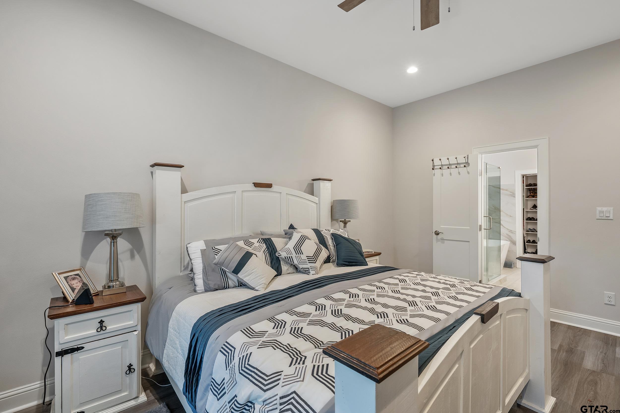 9109 Long Branch Tyler, TX 75703 - Photo 13 of 34 a bedroom with a bed and a lamp