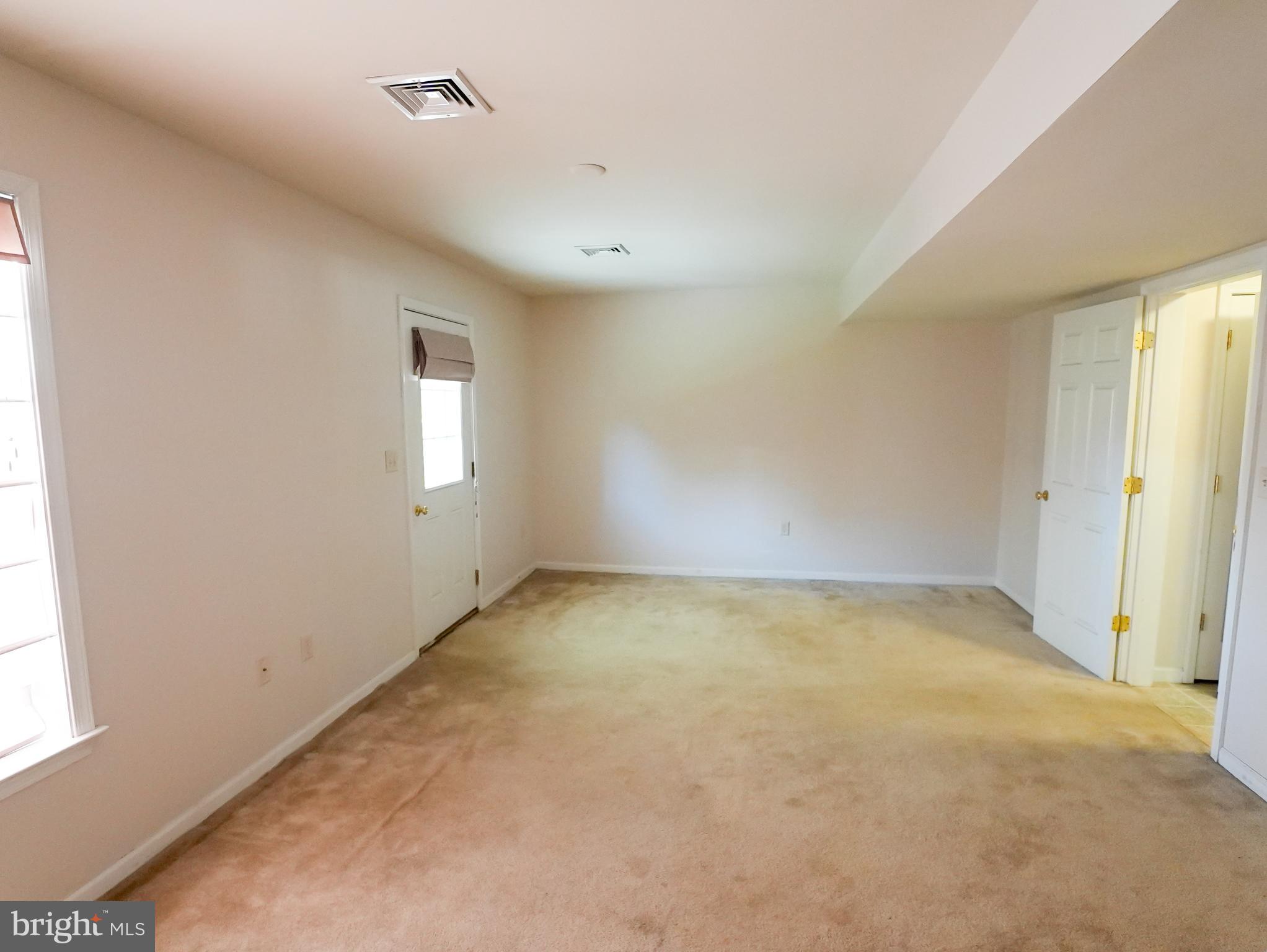 160 Mapleton Drive Harrisburg, PA 17112 - Photo 33 of 39 an empty room with windows