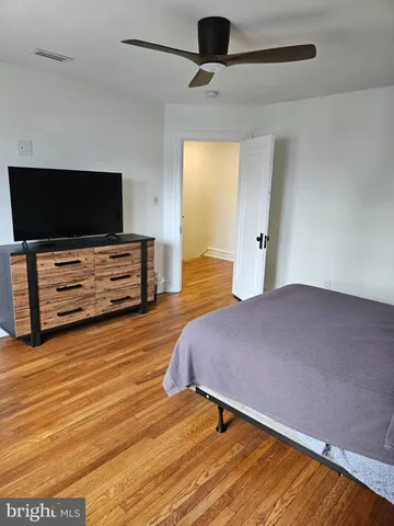 a view of entryway with washer and dryer