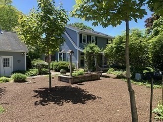 a view of a house with backyard and garden