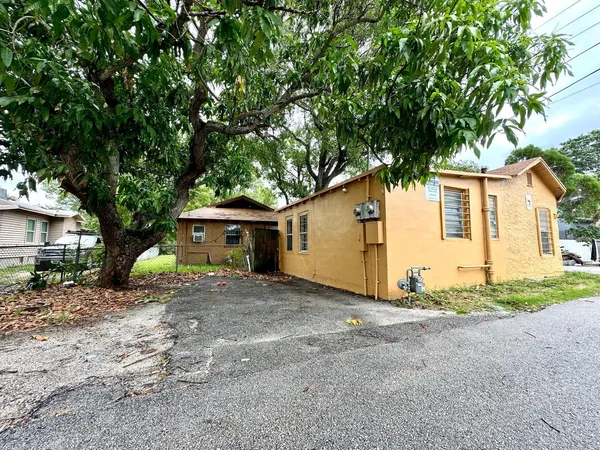 $1,325 | 610 33rd Street, Unit 1/2, West Palm Beach, FL 33407