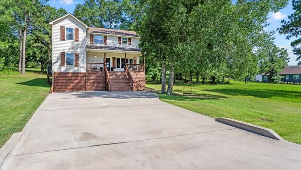 $427,000 | 147 Wildwood Lake Drive, Huntsville, TX 77340