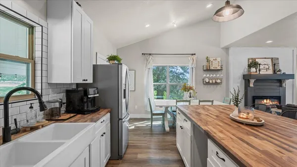 $427,000 | 147 Wildwood Lake Drive, Huntsville, TX 77340