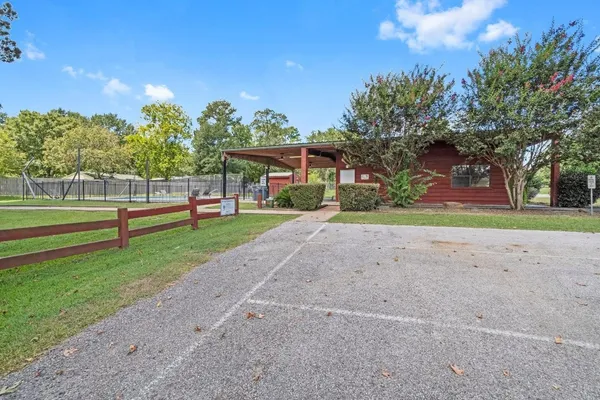 $427,000 | 147 Wildwood Lake Drive, Huntsville, TX 77340